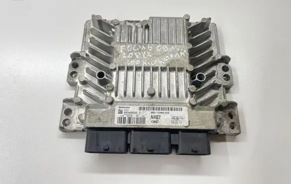 Ford Focus Engine control unit/module 8M5112A650AYA 5WS40833AT