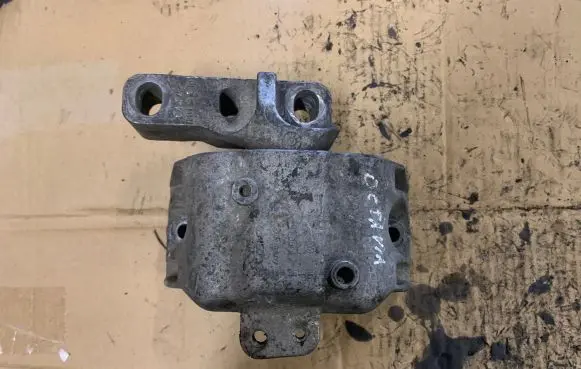 Skoda Octavia Mk1 (1U) Engine mount bracket 1J0199262