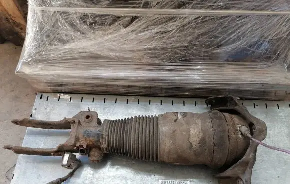 Volkswagen Touareg I Air suspension front shock absorber 167ATE025A63E0L 7L0907638