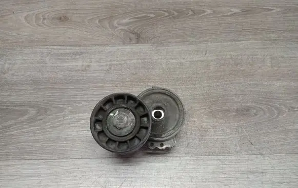 Volvo V50 Alternator belt tensioner 