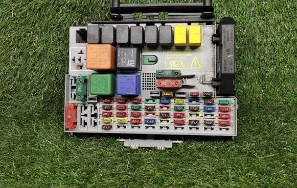 Opel Zafira A Fuse box set 24431679 15344885