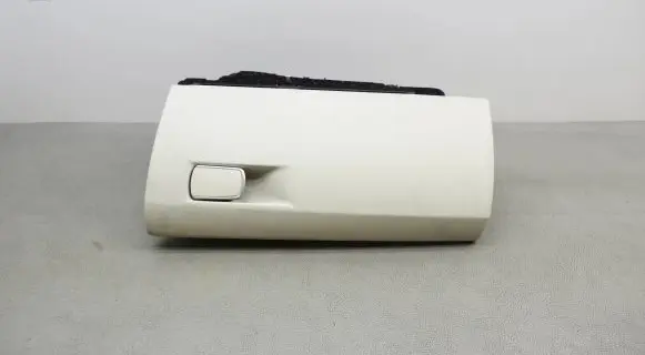 Mercedes-Benz C W205 Glove box