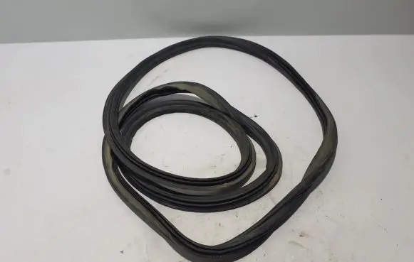 Trunk rubber seal (body)