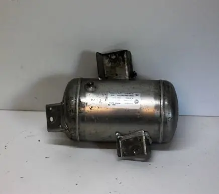 Vacuum air tank