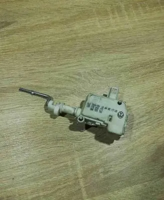 Volkswagen Touran I Fuel tank cap lock motor 1T0810773