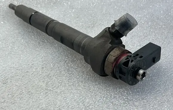 Volkswagen PASSAT B7 Fuel injector 03L130277J
