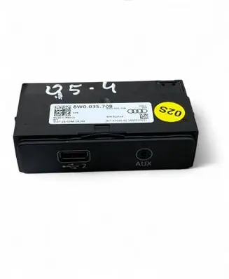 Audi Q5 SQ5 AUX in-socket connector 8W0035708