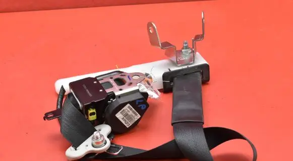 Nissan Leaf I (ZE0) Front seatbelt 624239401C