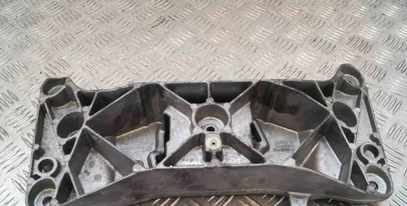 BMW 6 F12 F13 Gearbox mounting bracket 6777613