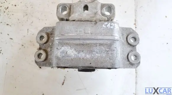 Volkswagen PASSAT B6 Engine mount bracket 3C0199555AA
