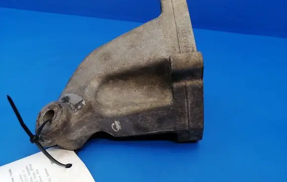 Mercedes-Benz CLS C219 Engine mounting bracket A6422230104