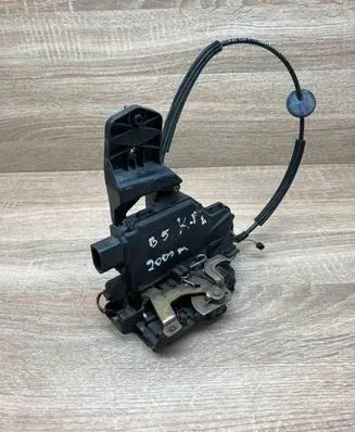 Volkswagen PASSAT B5 Front door lock 3B0837867