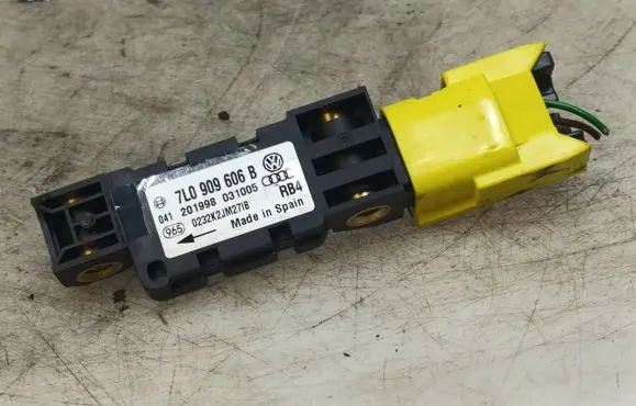 Volkswagen Touareg I Airbag deployment crash/impact sensor 7L0909606B 201998 031005