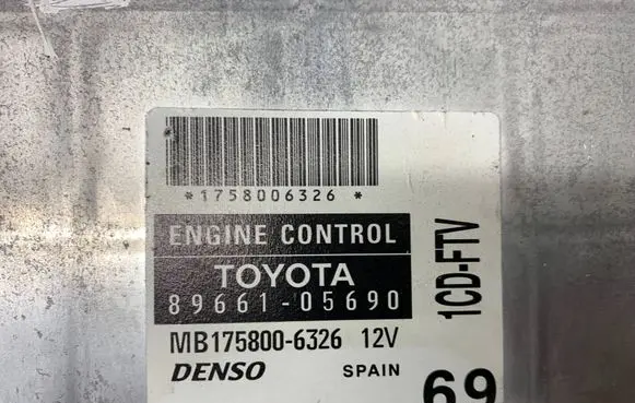 Toyota Avensis T250 Engine control unit/module 8966105690 1758006326 MB1758006326