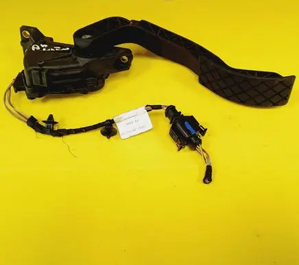 Audi A4 S4 B5 8D Accelerator throttle pedal 8D1721523A 8D0971657E