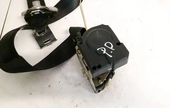 Volkswagen Golf IV Front seatbelt 3306960