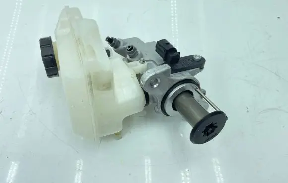 Volkswagen Touran III Master brake cylinder 5Q1611301G 32668423