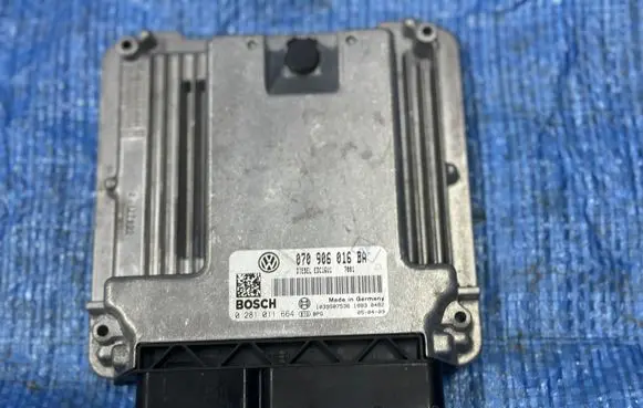 Volkswagen Transporter - Caravelle T5 Engine control unit/module 070906016BA 0281011664 1039S07536