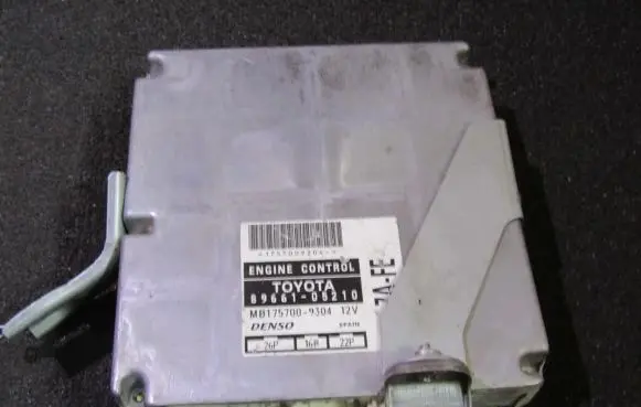 Toyota Avensis T220 Engine control unit/module 8966105210 mb175700-9304