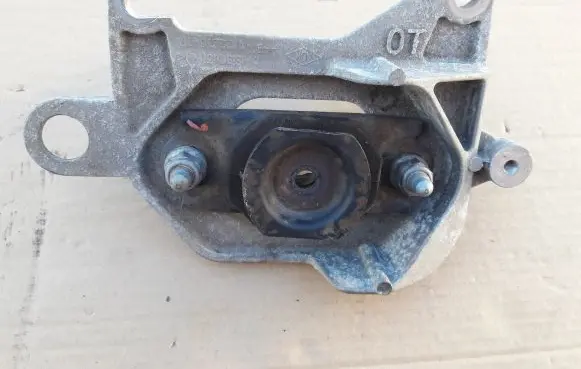 Renault Kadjar Gearbox mounting bracket 112221641R