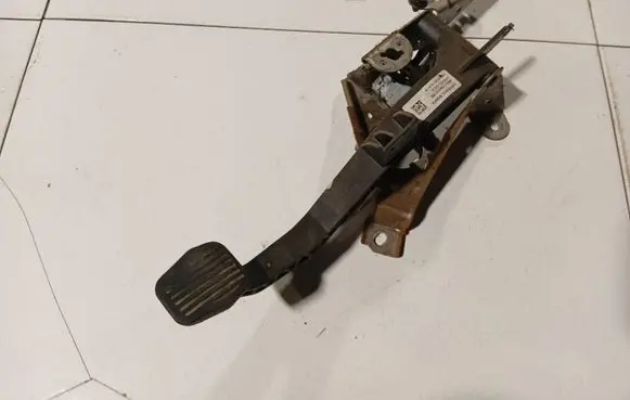 Ford Focus Clutch pedal 4M517B633XB 4M51-7B633-XB