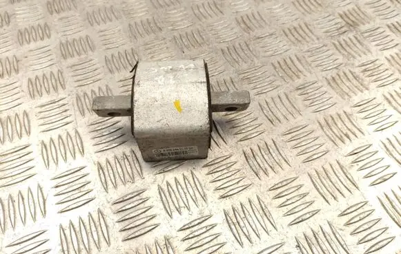 Mercedes-Benz C W205 Engine mount bracket