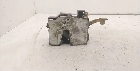 BMW 5 E34 Front door lock 81047810