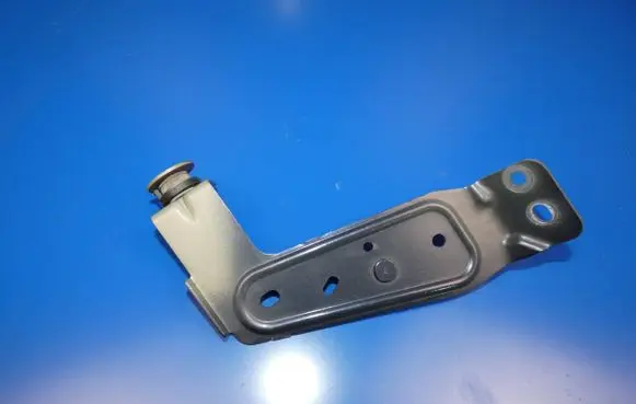 Volvo XC90 Fender mounting bracket 
