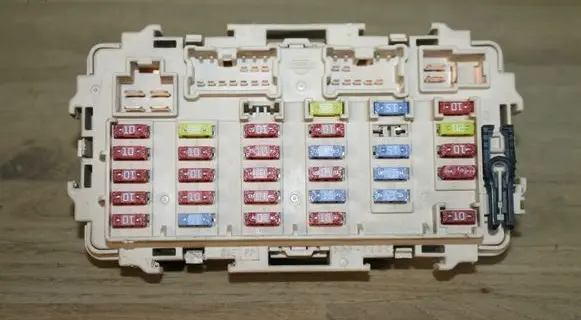 Nissan X-Trail T30 Fuse module
