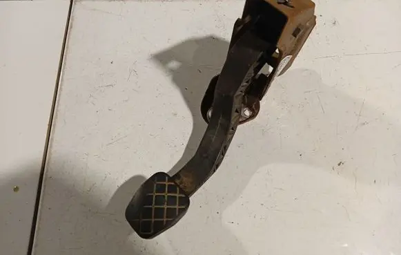Volkswagen Polo IV 9N3 Clutch pedal 