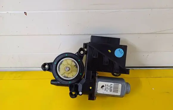 Seat Ibiza III (6L) Front door window regulator motor 6Q2959801A