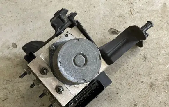 BMW 5 E60 E61 ABS Pump 6777797