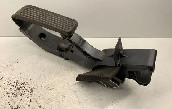 Accelerator throttle pedal