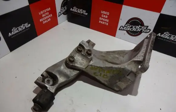 Infiniti G35 Engine mount bracket AF8R