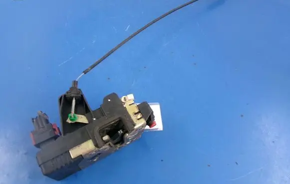 Opel Vectra B Rear door lock 90503995AL