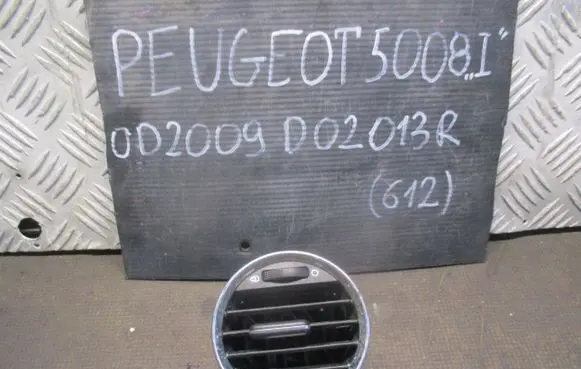 Peugeot 5008 Dash center air vent grill