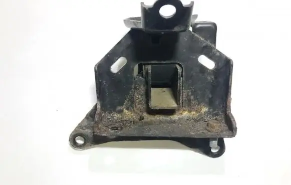 Toyota Yaris Engine mount bracket