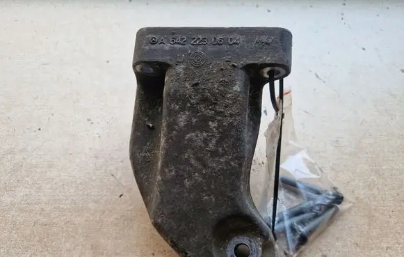 Mercedes-Benz E C207 W207 Engine mounting bracket A6422230604