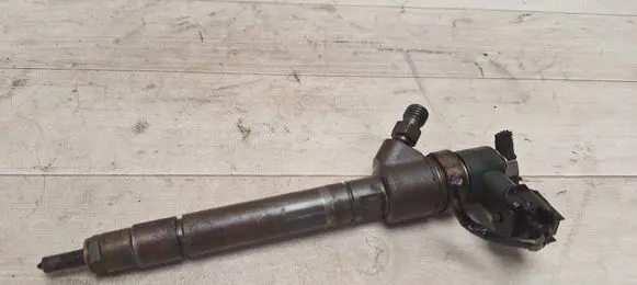 Volvo V70 Fuel injector 30777526