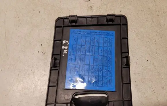 Hyundai Santa Fe Fuse box cover 911172B030