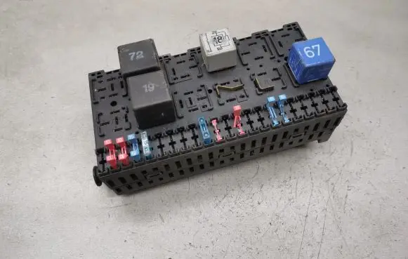 Volkswagen Golf III Fuse module 357937039