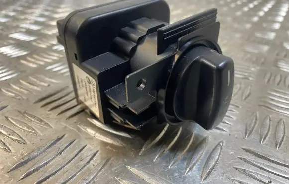 Mercedes-Benz B W245 Light switch 1695451304 32220301 0338059