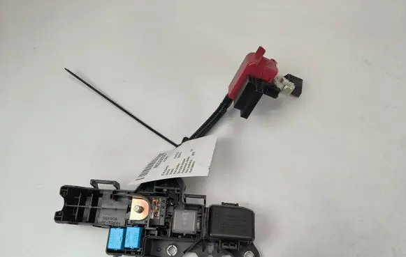 Toyota RAV 4 (XA50) Positive cable (battery) 