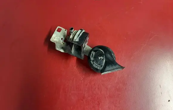 BMW 5 E60 E61 Horn signal 6935988 6935987