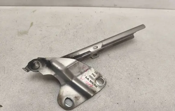 Audi Q3 8U Engine bonnet/hood hinges 8U0823302