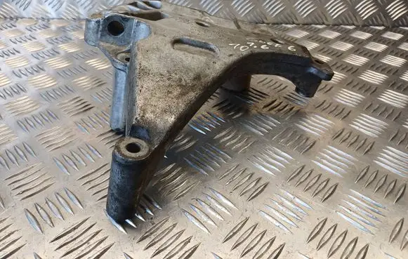 Volkswagen Golf VI Engine mounting bracket 03L199207