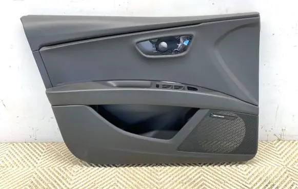 Seat Leon (5F) Front door card panel trim