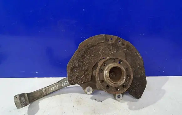 Mercedes-Benz E W213 Front wheel hub A0004213520