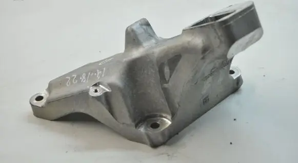 Mercedes-Benz C W205 Engine mounting bracket A1772230204