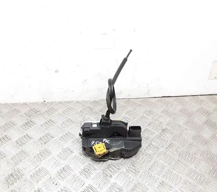 Opel Insignia A Front door lock 13A051